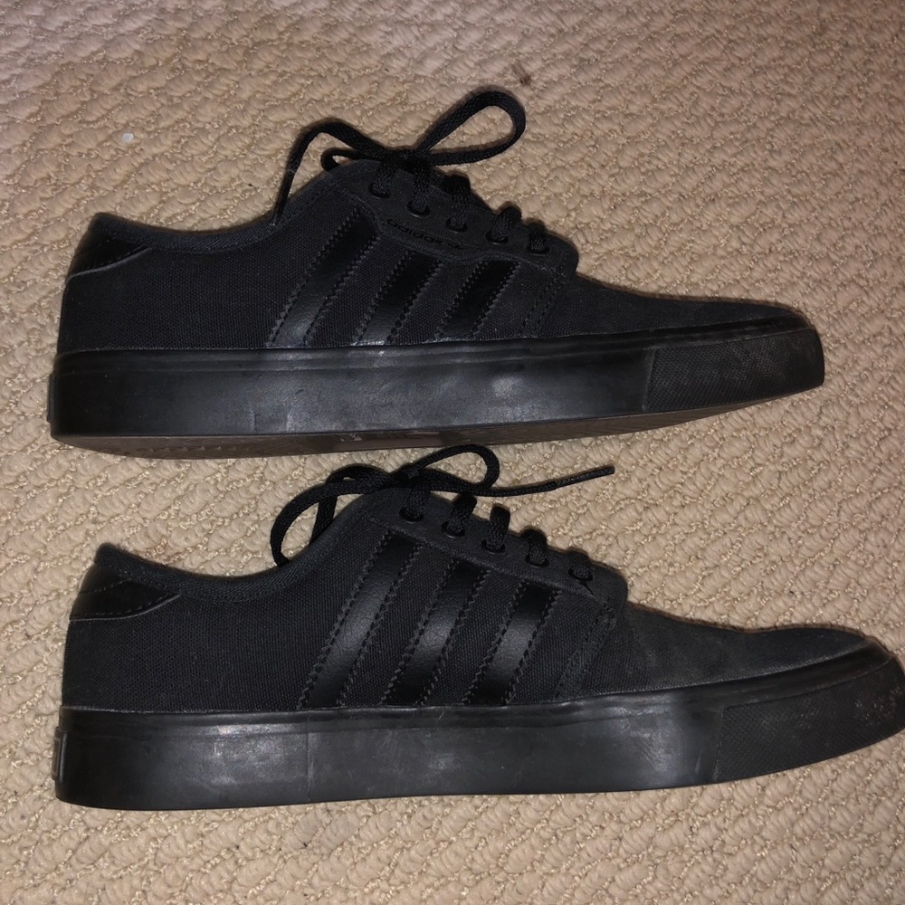 SOLD: Adidas low top sneaker